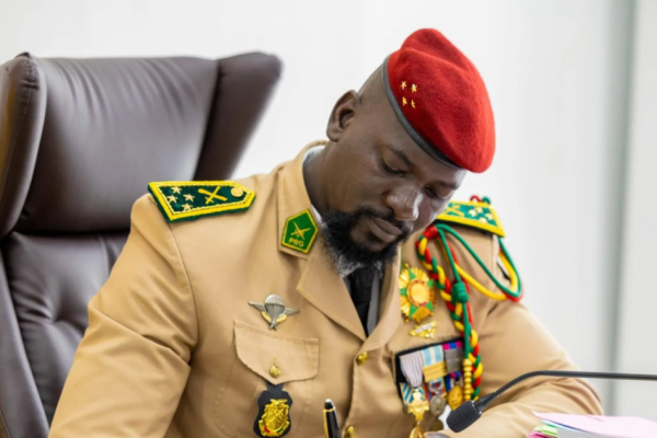 The Guinean president carries out a partial reshuffle of the post-election government